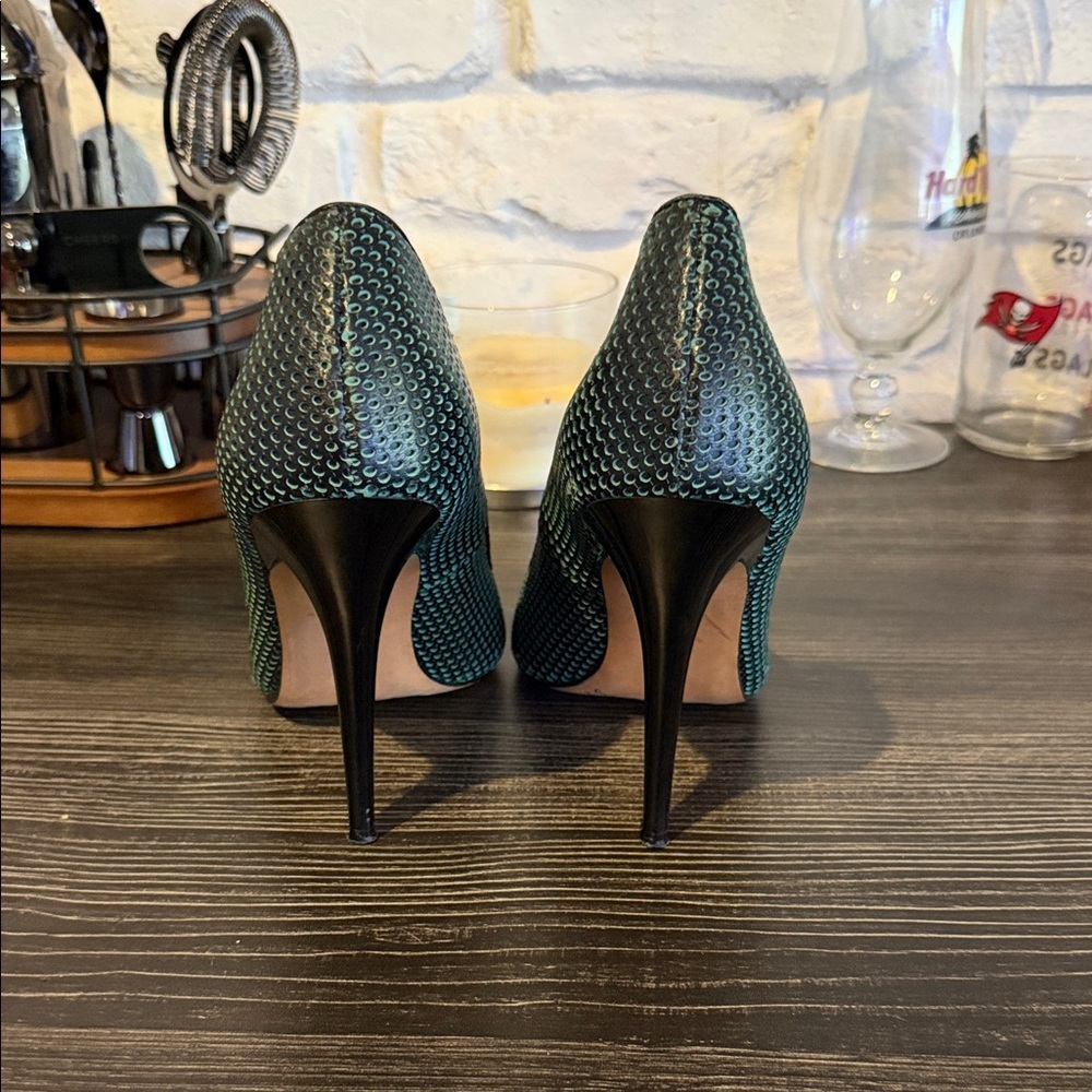 L.A.M.B. Bee pumps- Women's Black and Green - Picture 4 of 7